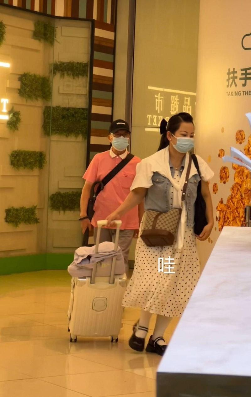 何伯與何太近日現身已沒有拖手,看來已恩愛不再。