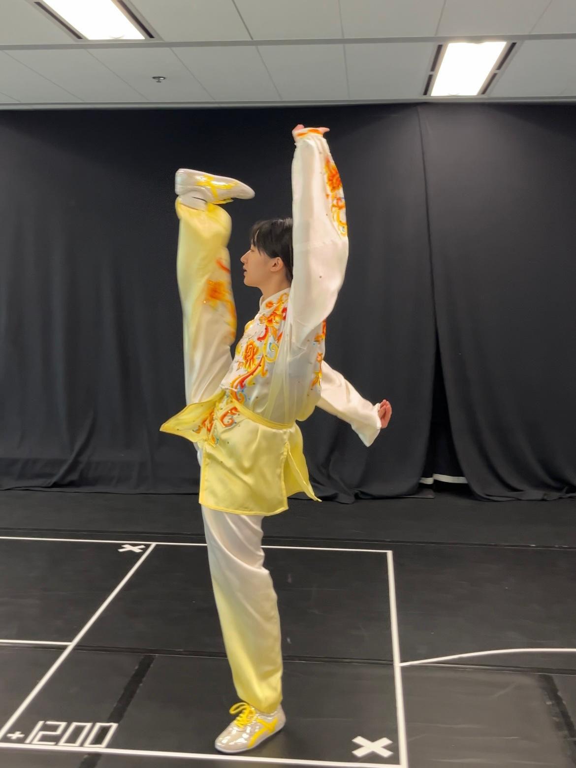 許恩怡自小接受舞蹈與武術訓練。