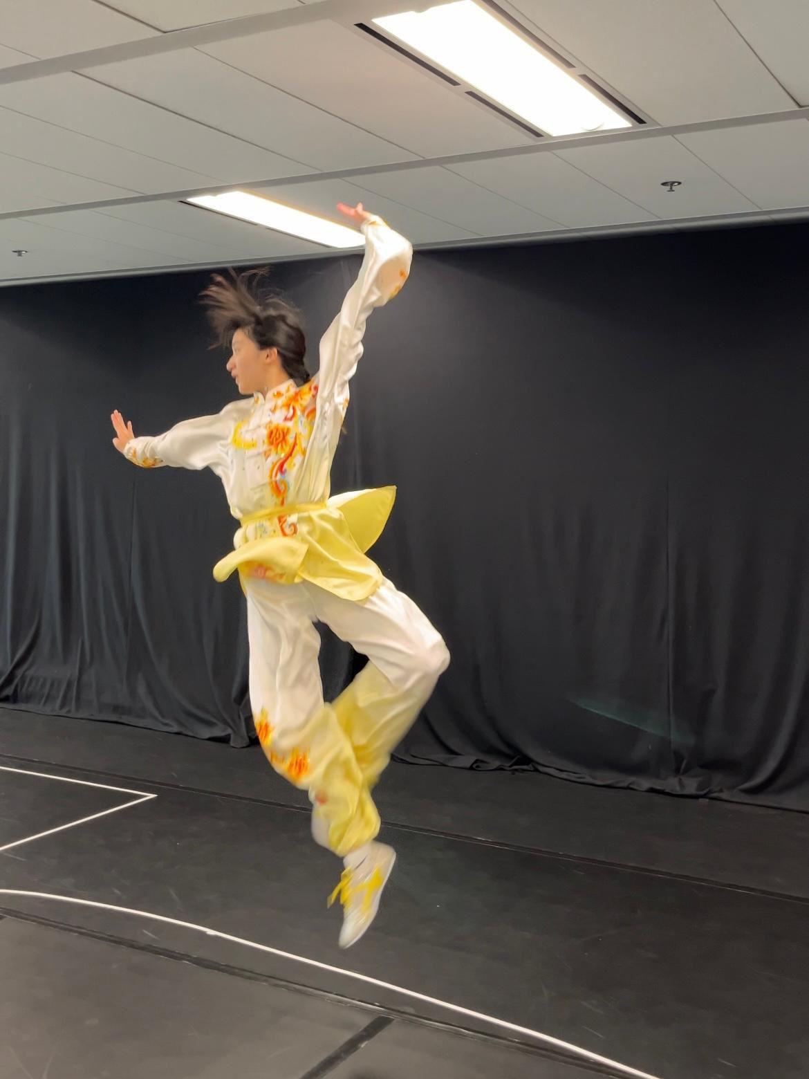 許恩怡自小接受舞蹈與武術訓練。