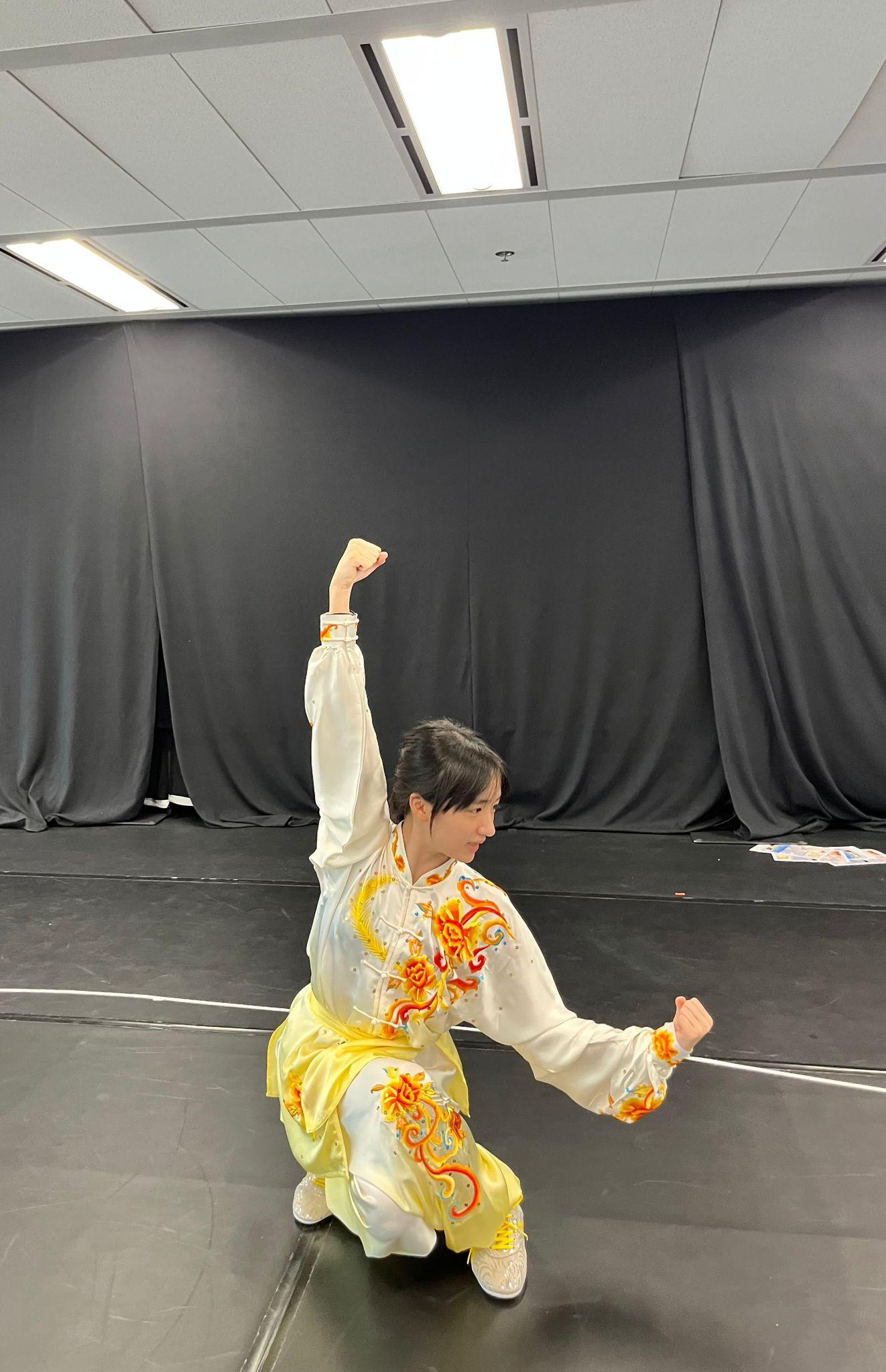 許恩怡穿上媽咪柏安妮的武術戰衣參加「2024加州國際武術錦標賽」。