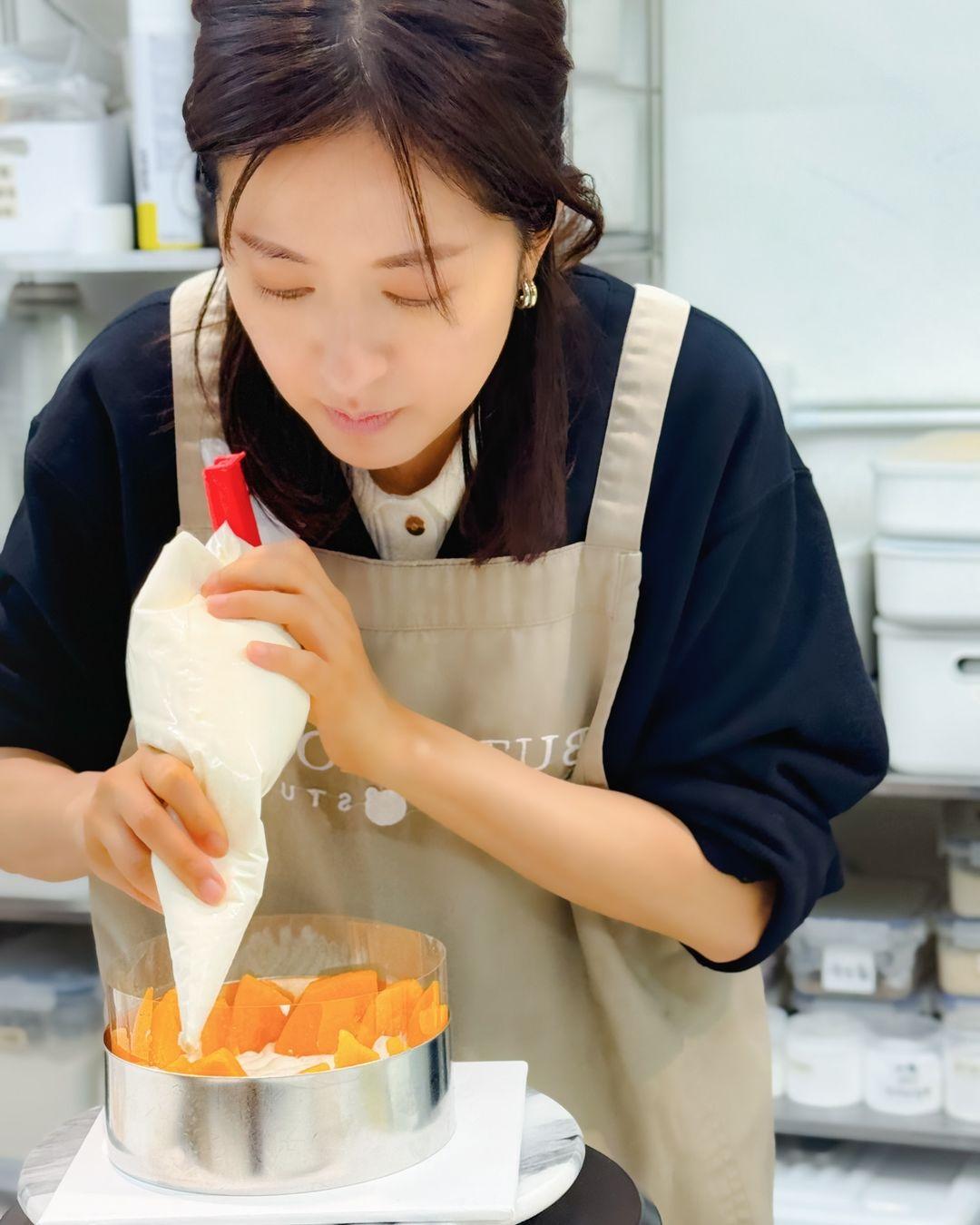 Natalie「脫無」後享受生活,不時分享整蛋糕的靚相。