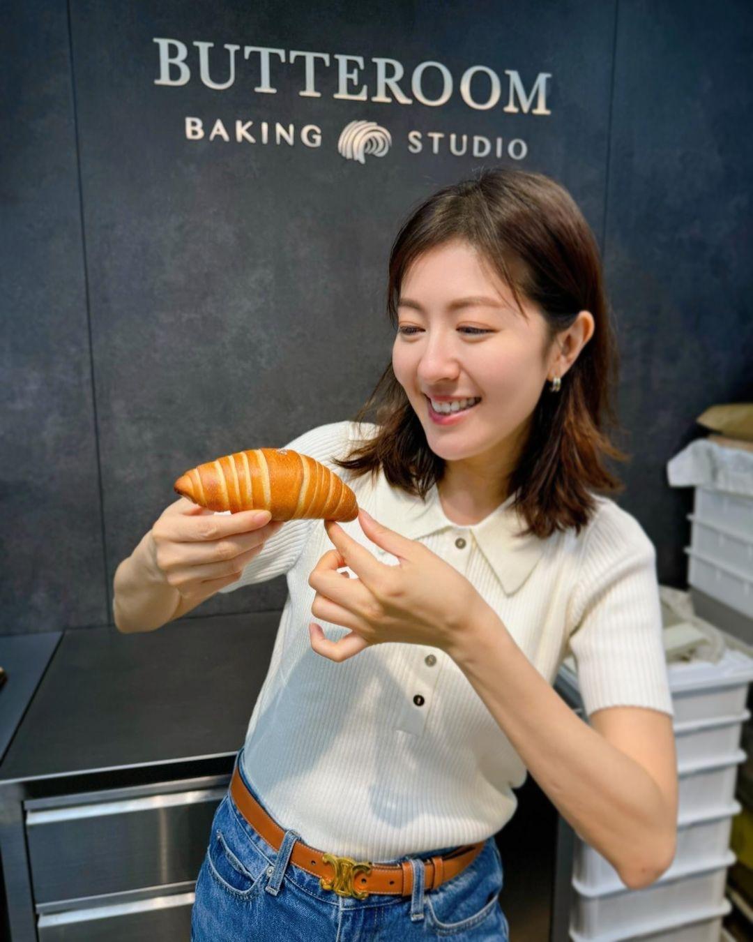 Natalie「脫無」後享受生活,不時分享整麵句蛋糕的靚相。