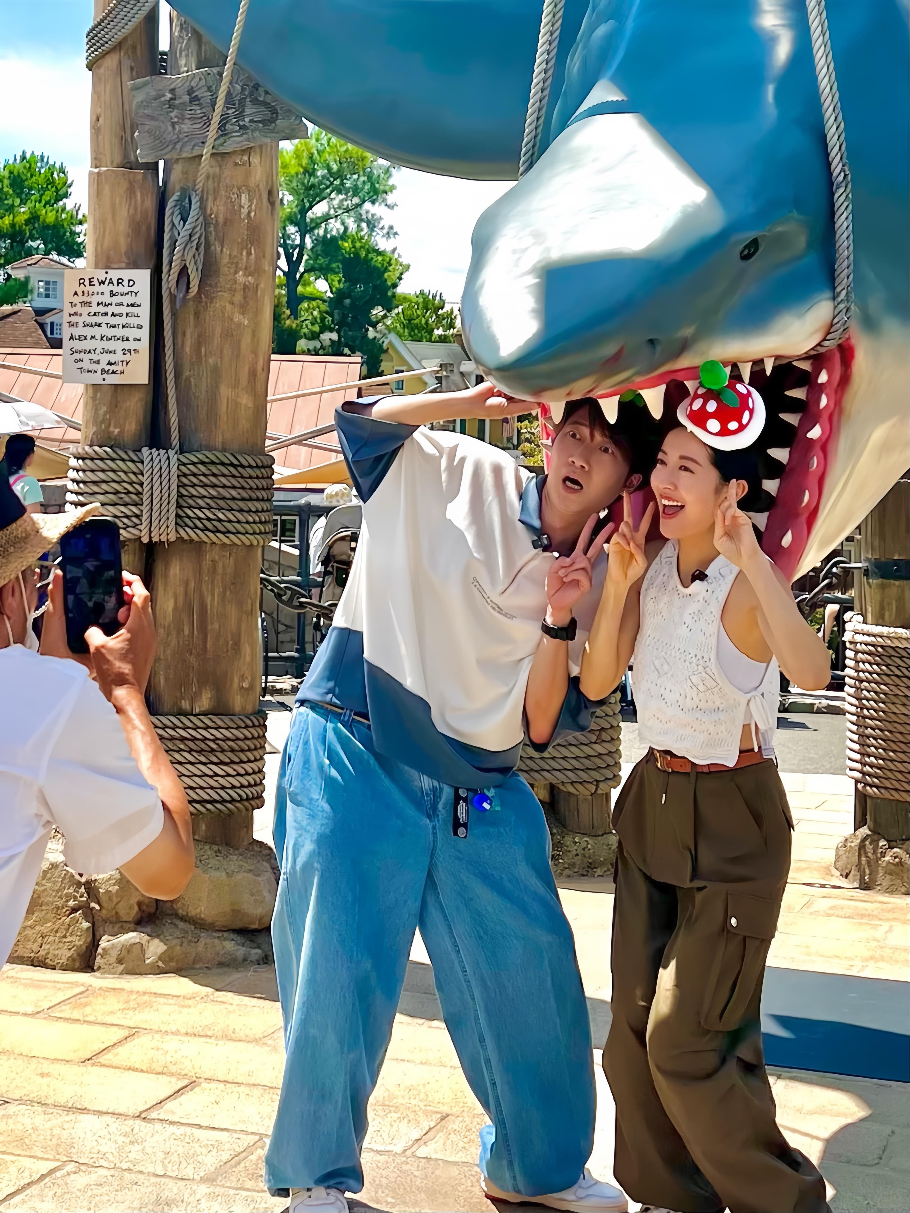 唐詩詠被捕獲與與翻版洪天明之稱的網台「歡樂馬介休」成員Rico(凌永豪)同遊環球影城。