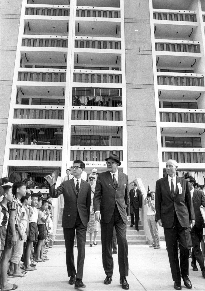 時任港督戴麟趾(中)1968年到華富邨主持開幕典禮。(圖片來源:Getty)