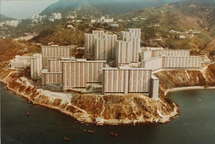 華富邨第一期在1967年落成,它是香港第一個引入社區概念發展的公共屋邨,邨內有商場、巴士總站及各類社區康樂設施,能夠自給自足。(圖片來源:政府檔案處)