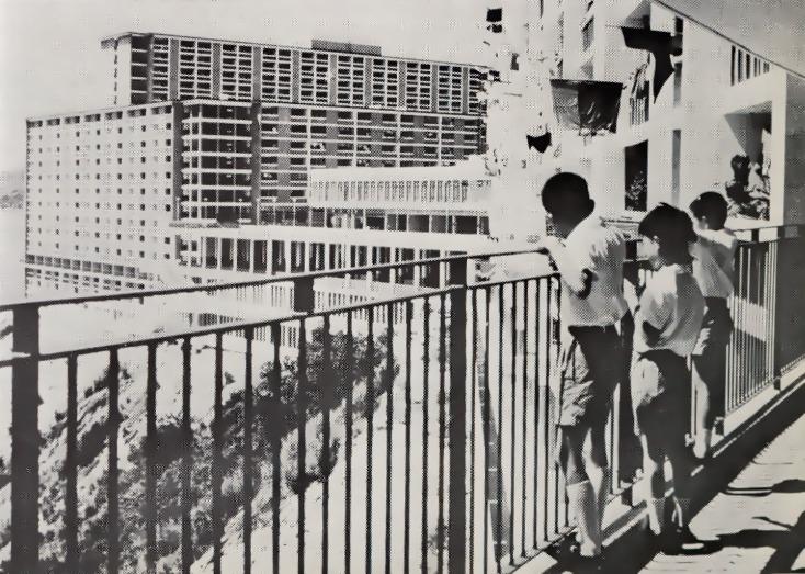 華富邨在1980至81年,居住人口曾超過51,000人。這個數字比目前全港最多人住、人口達40,000人的屋苑嘉湖山莊還要多。值得一提是,法國南部小國摩納哥總人口亦不過只有約37,000人。(圖片來源:歷史檔案館facebook專頁)