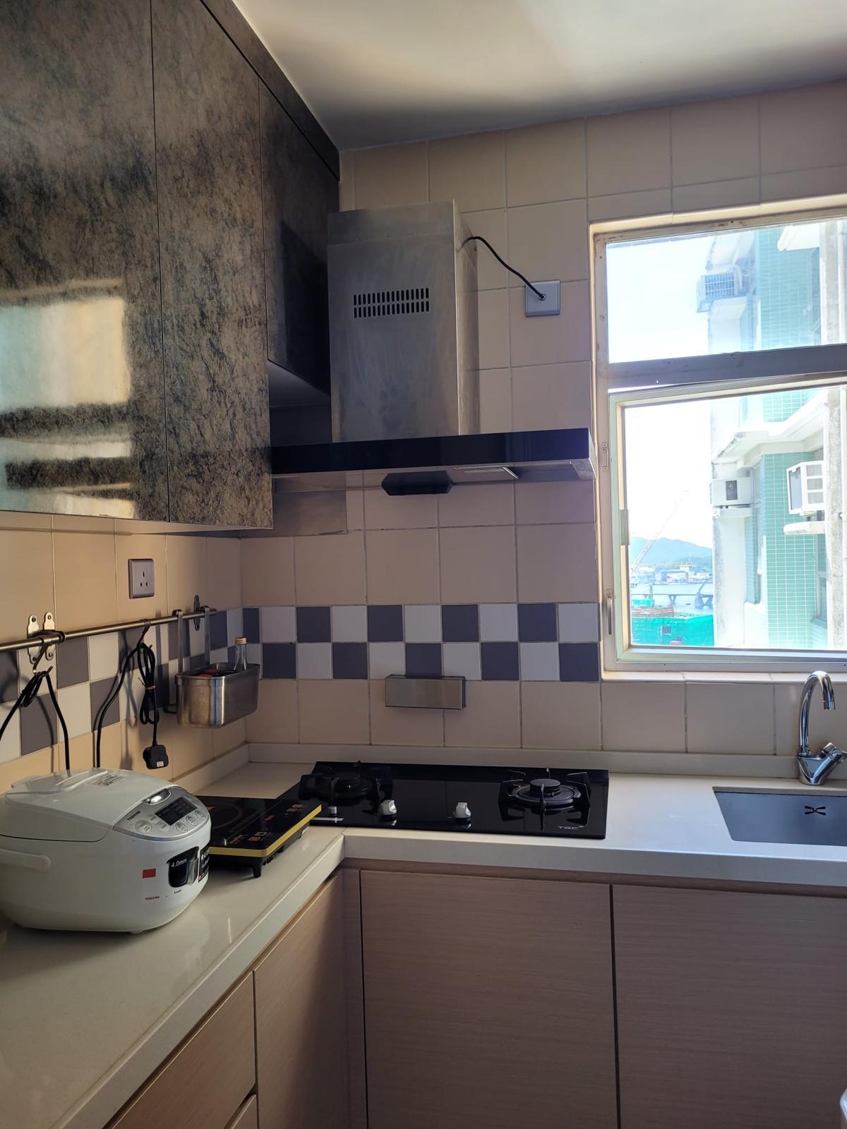 廚房設有L型流理台及組合廚櫃,保養不俗。(代理提供)