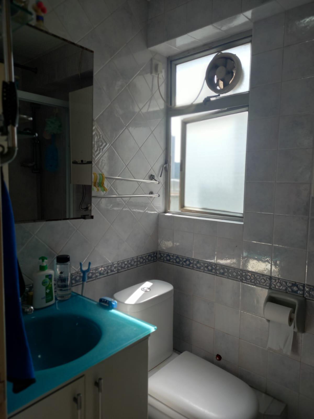 明廁浴室有陽光曬入,十分通爽。(代理提供)