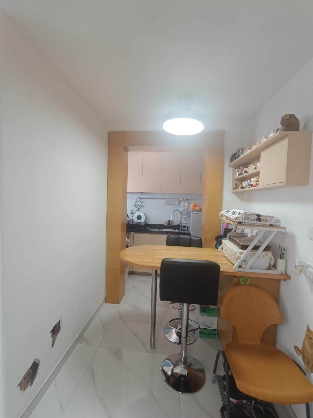 廚房為半開放式設計,連接小飯廳,設計實用。(代理提供)