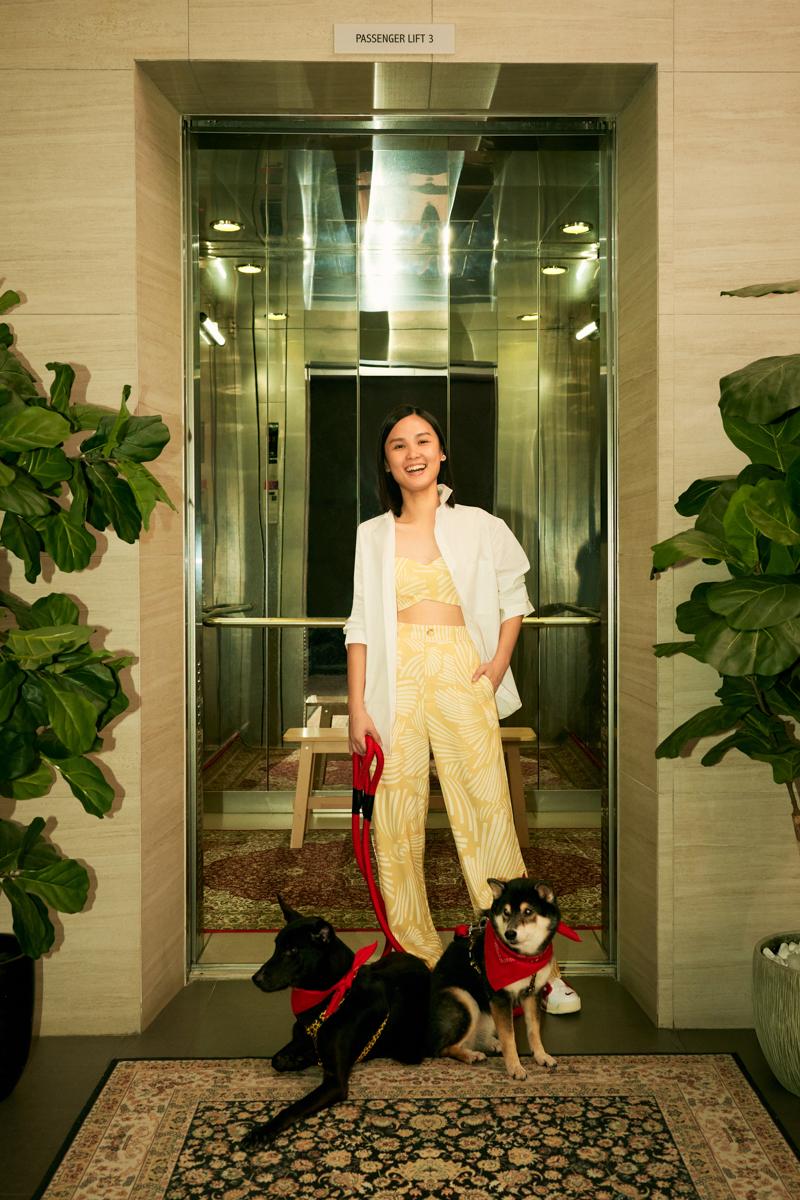 插畫師Huey勇敢辭去朝九晚五的工作,當她穿上令心情愉快的色調時,創意力隨之而來。她穿上Padded Cropped Bustier Top in Kekana (Mustard) and Leggy High Waist Straight Leg Pants in Kekana (Mustard) 。