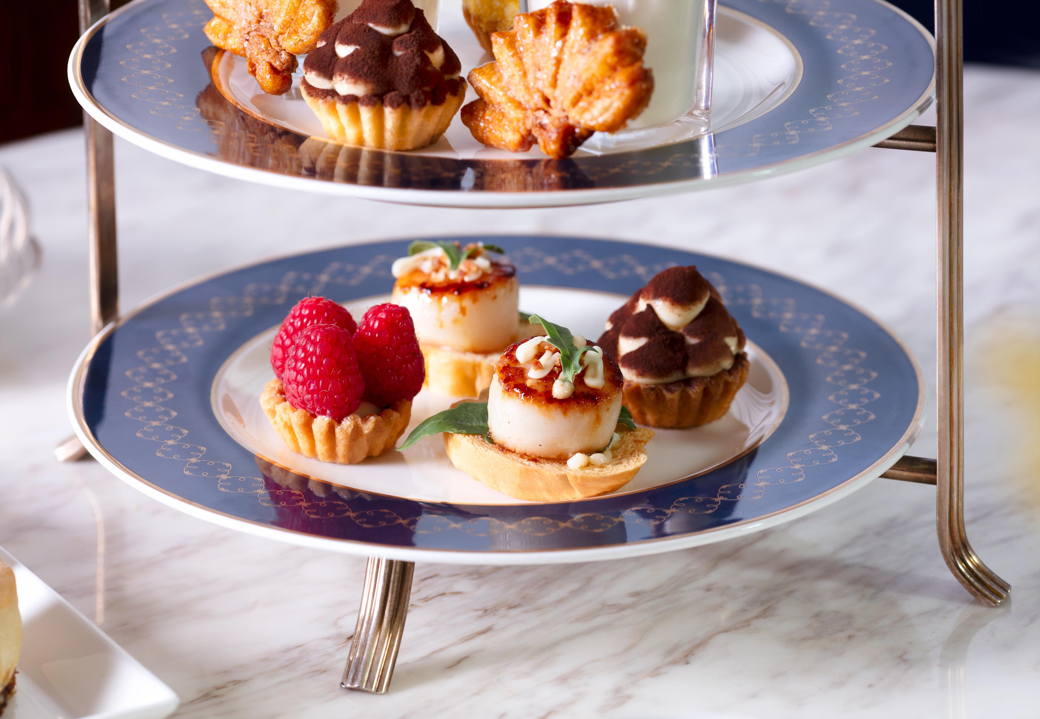 底層有香煎帶子脆法包、迷你鮮果撻、迷你 COVA 意式芝士蛋糕撻。