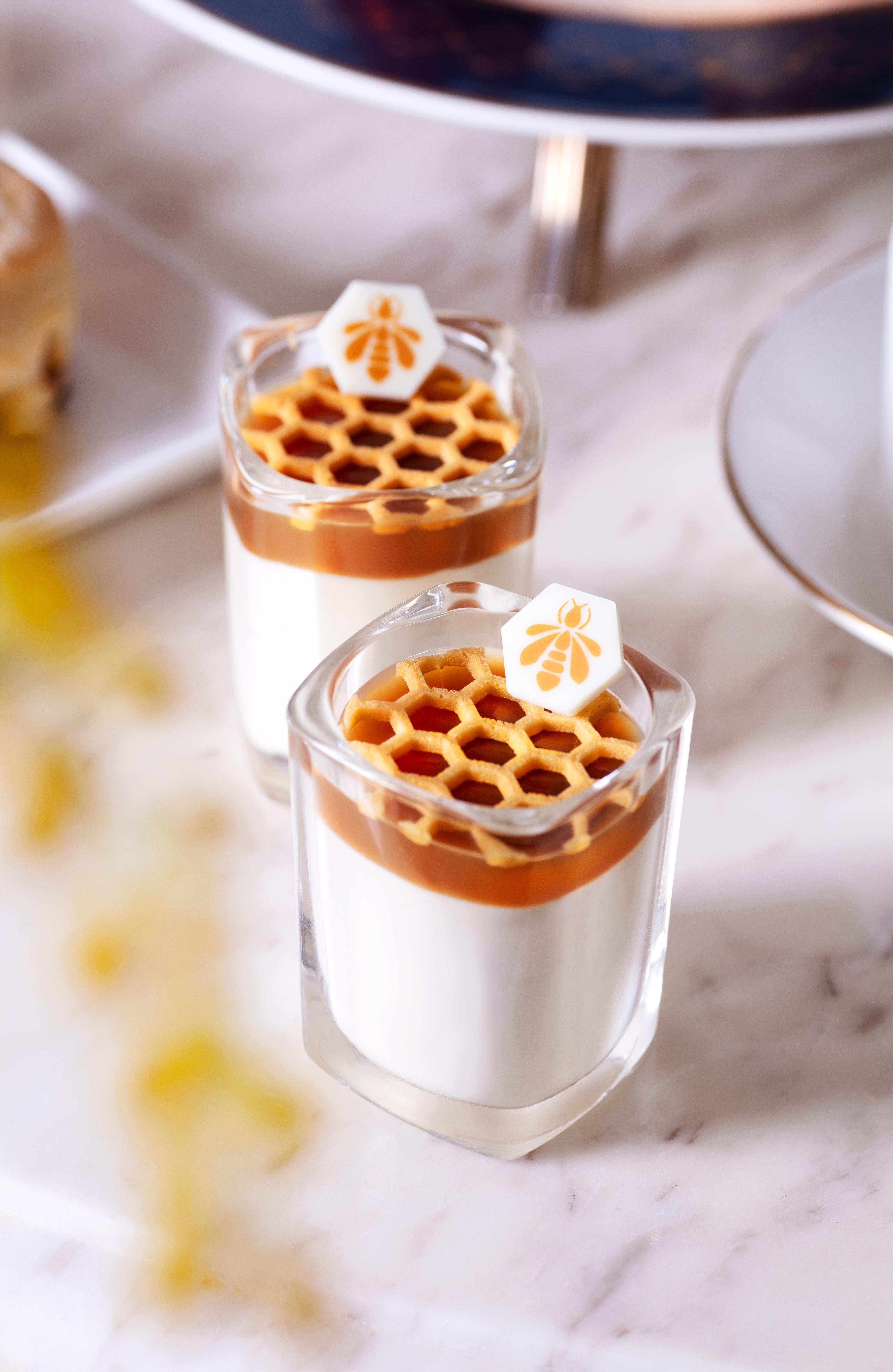 意式奶凍杯伴蜜糖茶啫喱為今次主題特別而設。