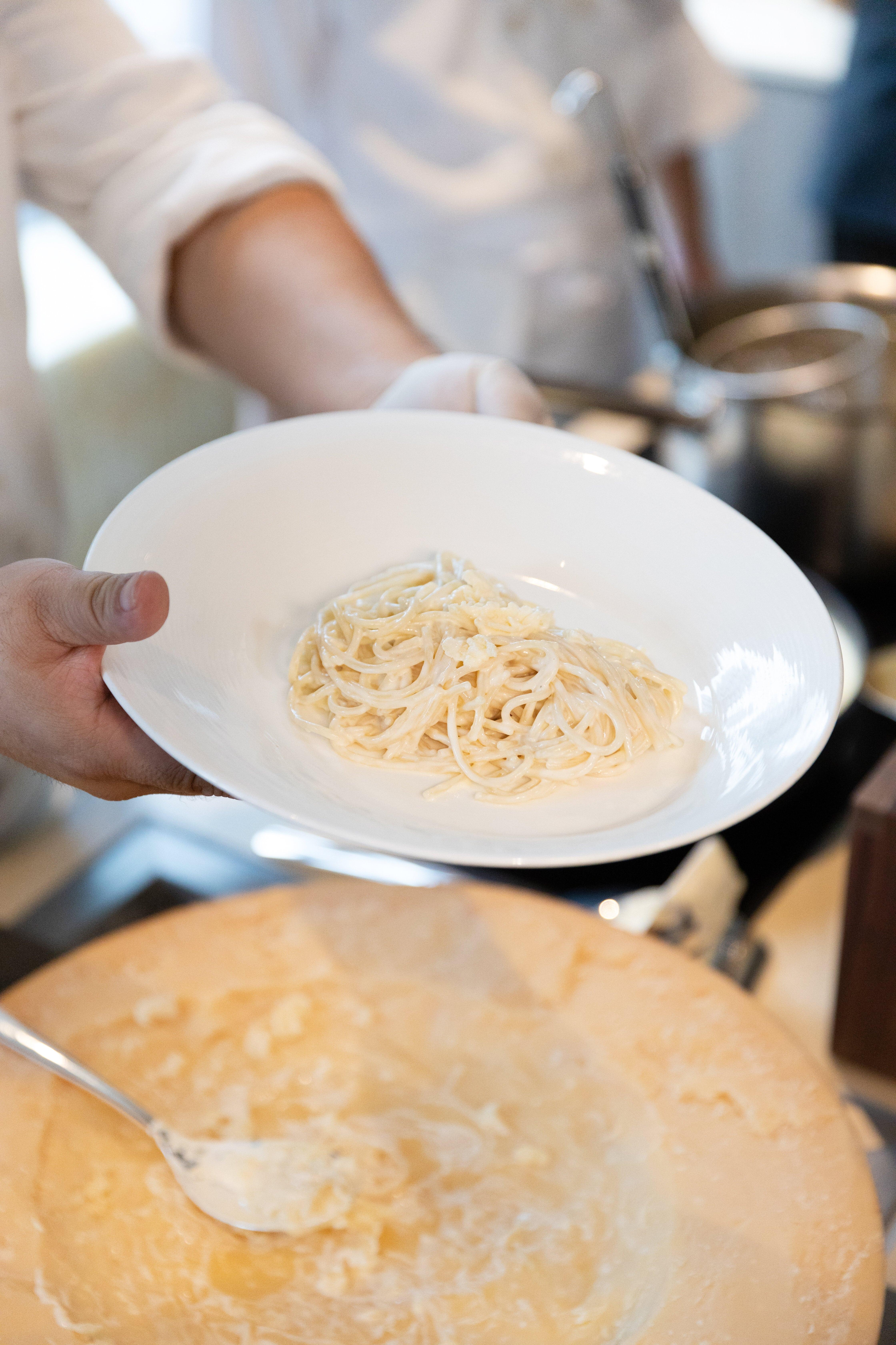 即製巴馬臣芝士輪意粉芝士味濃郁鹹香。