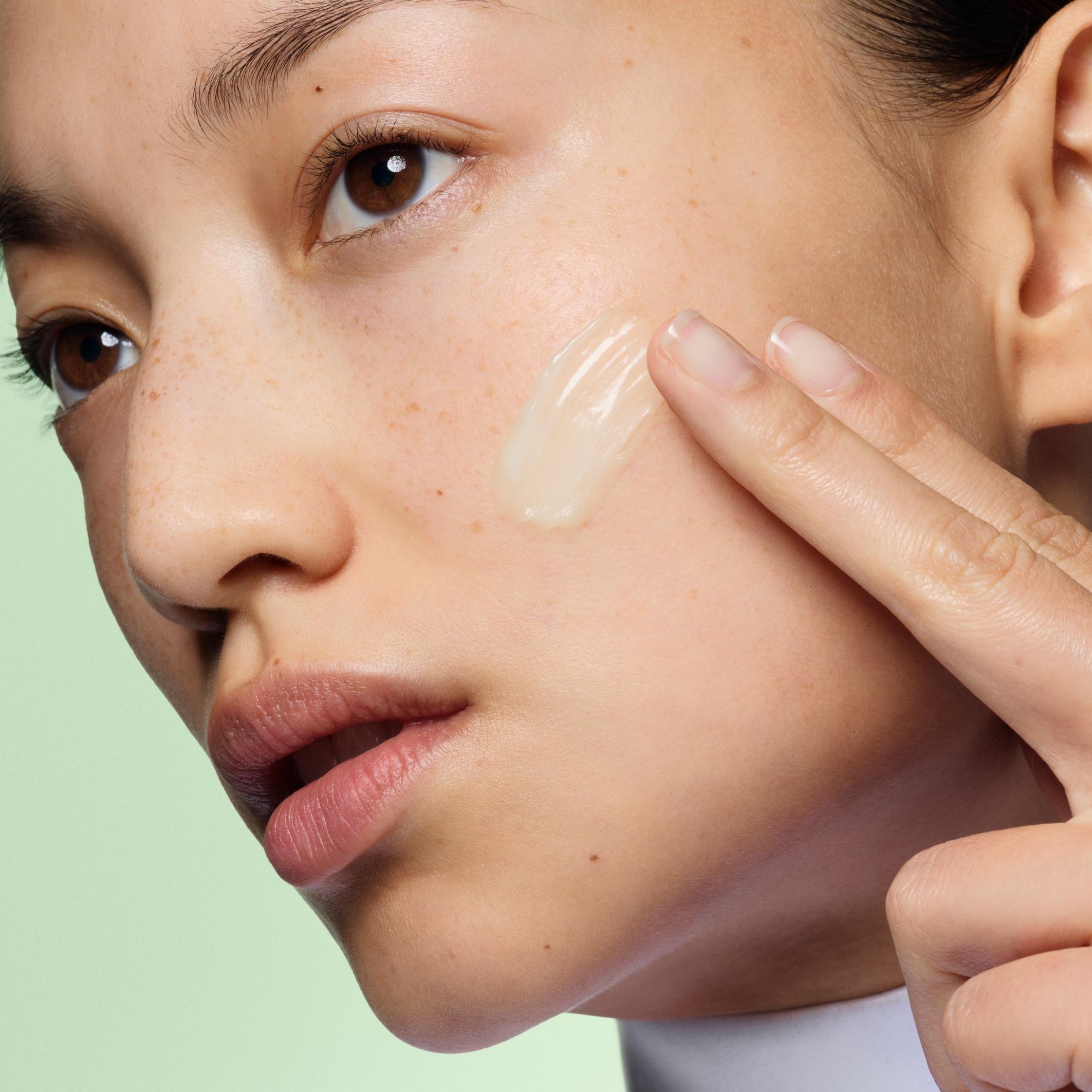 Prada Beauty最近將經典綠調延伸至全新系列Universal Optimizers,更在亞洲率先發售。