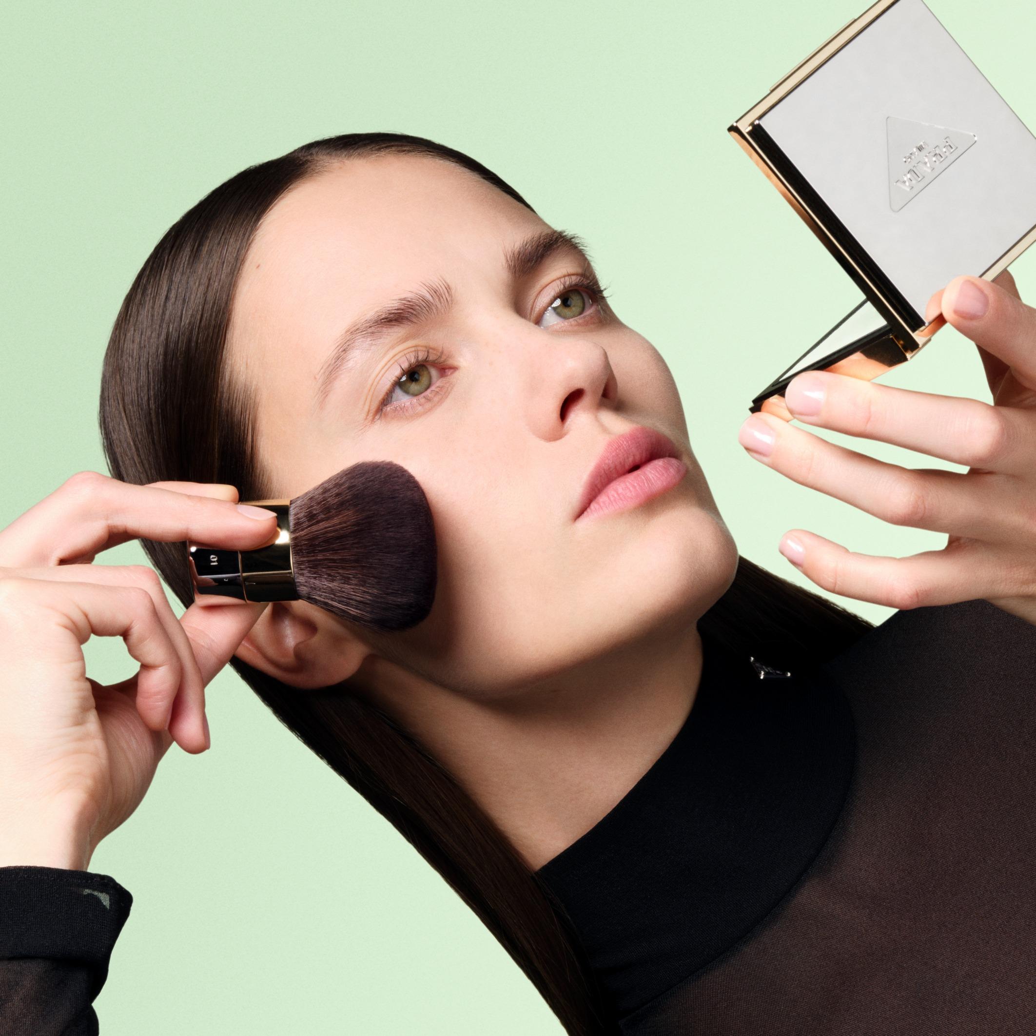 Prada Beauty最近將經典綠調延伸至全新系列Universal Optimizers,更在亞洲率先發售。