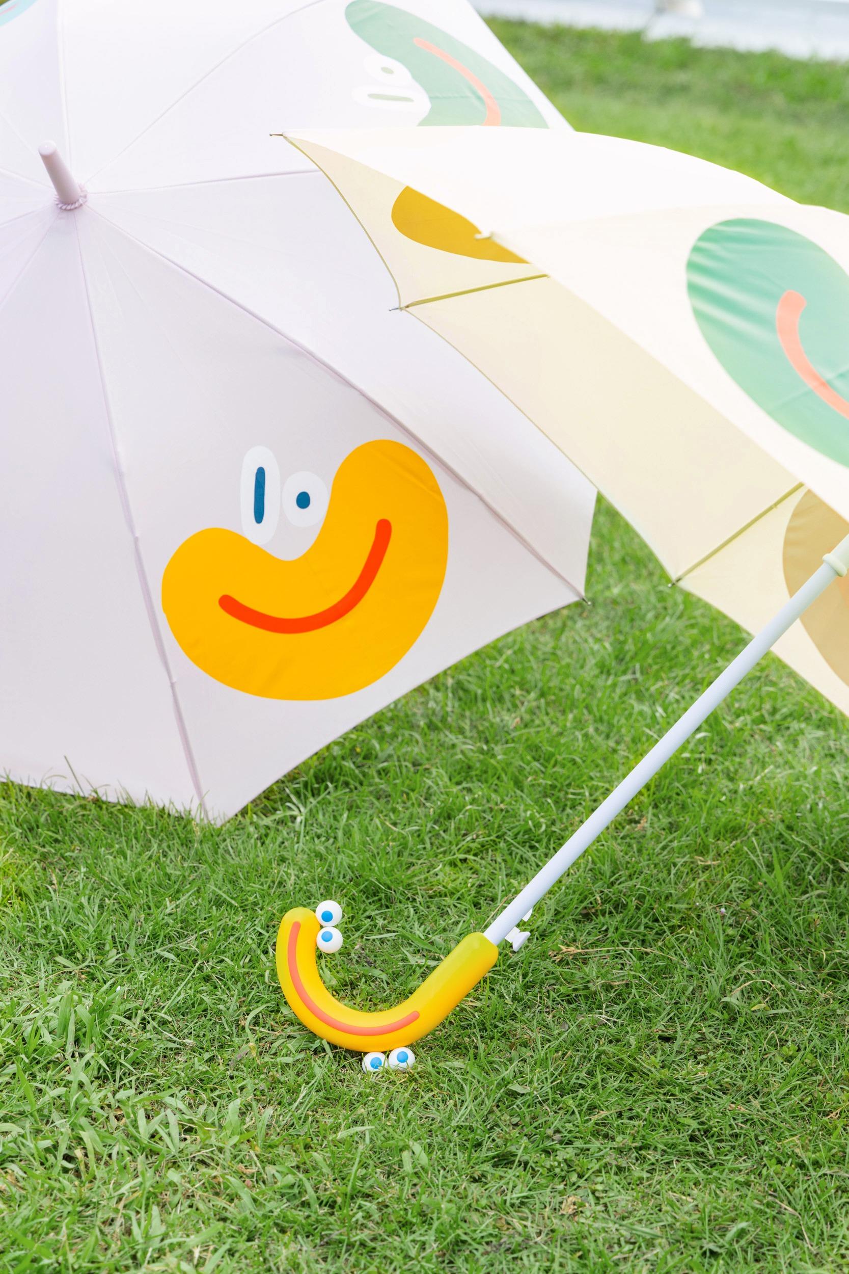 整把雨傘最亮眼的,絕對是傘柄上立體的圓眼睛,連同作為「嘴巴」的手把,各自成兩種鬼馬表情。