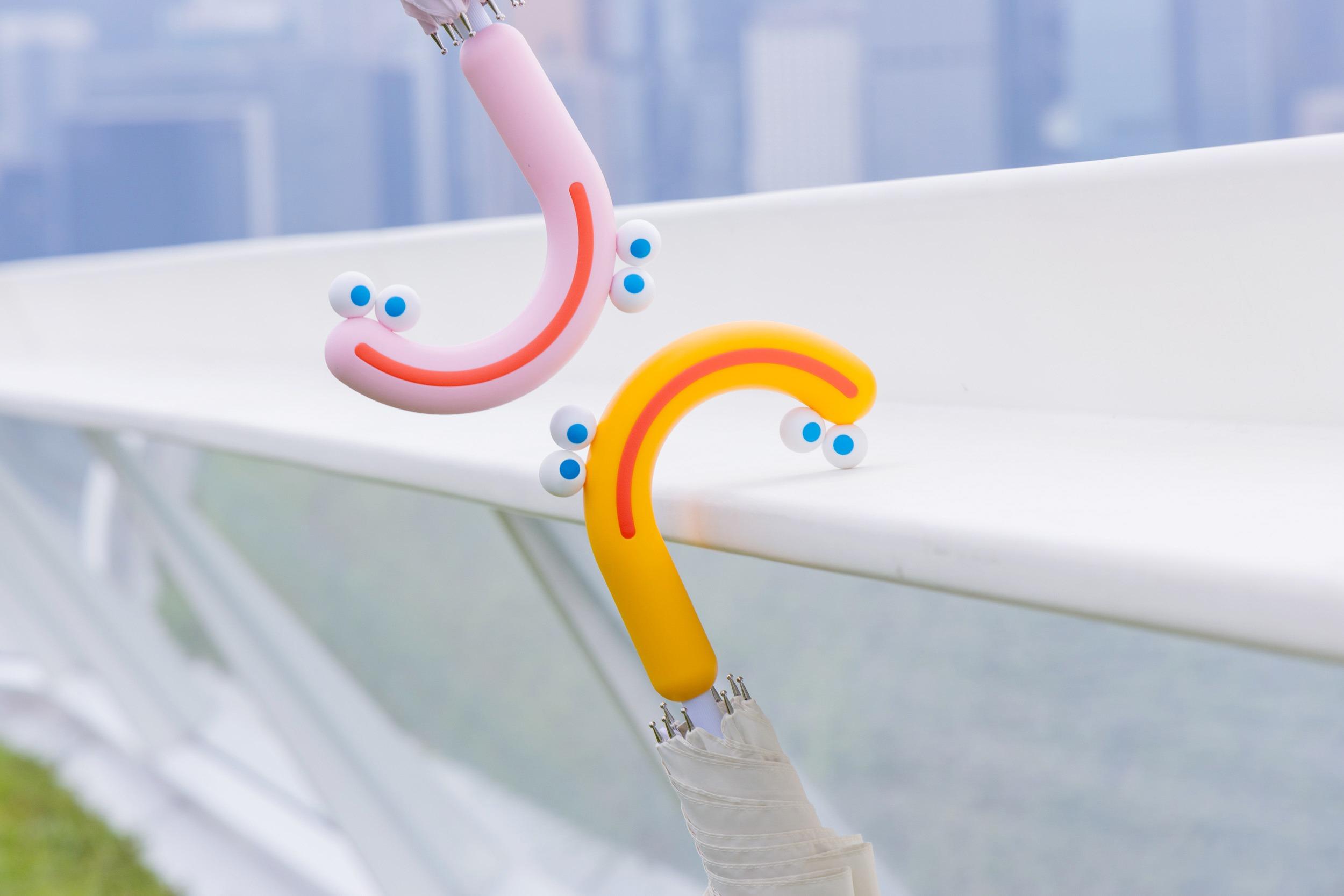 整把雨傘最亮眼的,絕對是傘柄上立體的圓眼睛,連同作為「嘴巴」的手把,各自成兩種鬼馬表情。