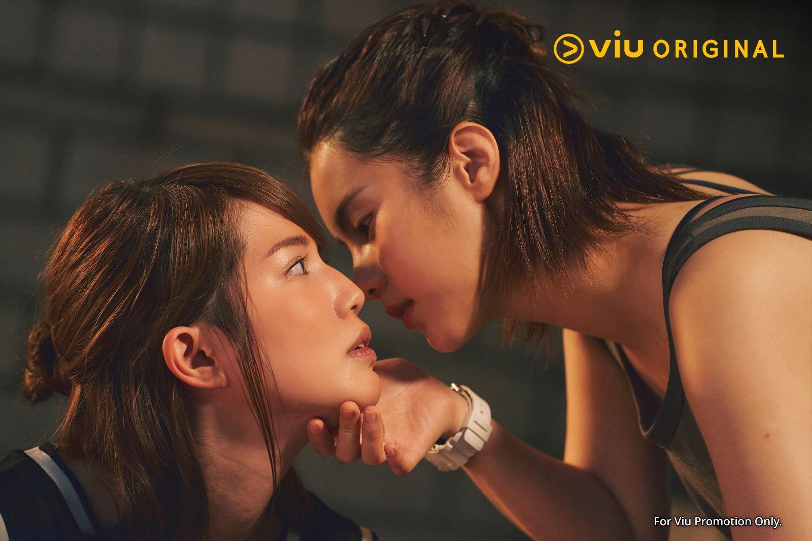 Chloe與鄧月平發生同性曖昧關係。