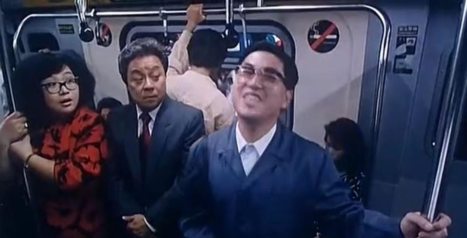 《富貴再逼人》一名扮演內地人的演員把波波扶手當成咪,再說出「唔該同志」。