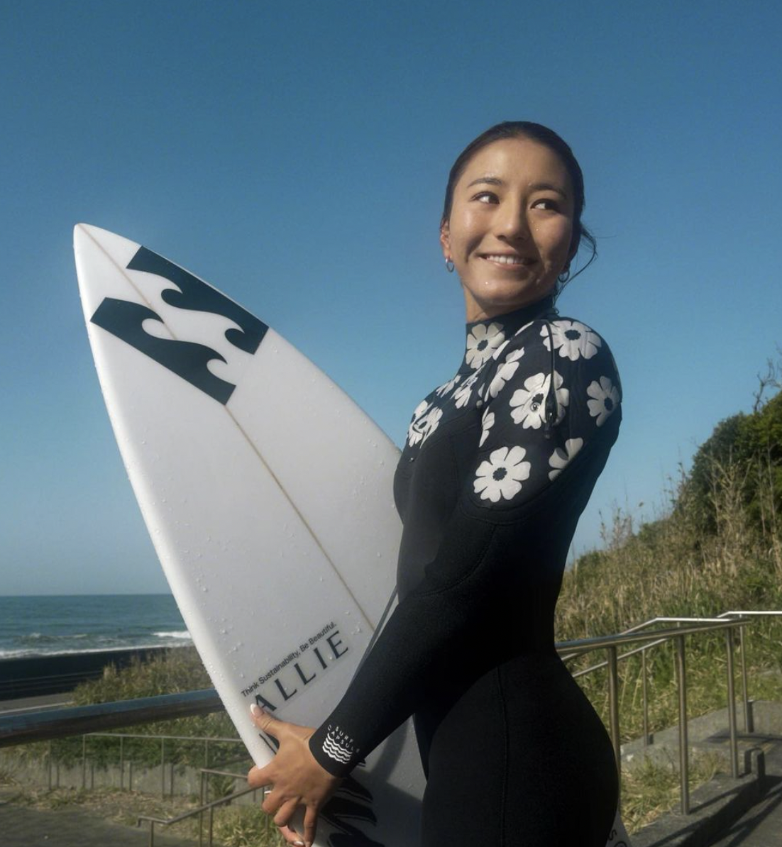 松田詩野14歲便獲得職業衝浪手資格,被譽為衝浪天才少女。(IG)
