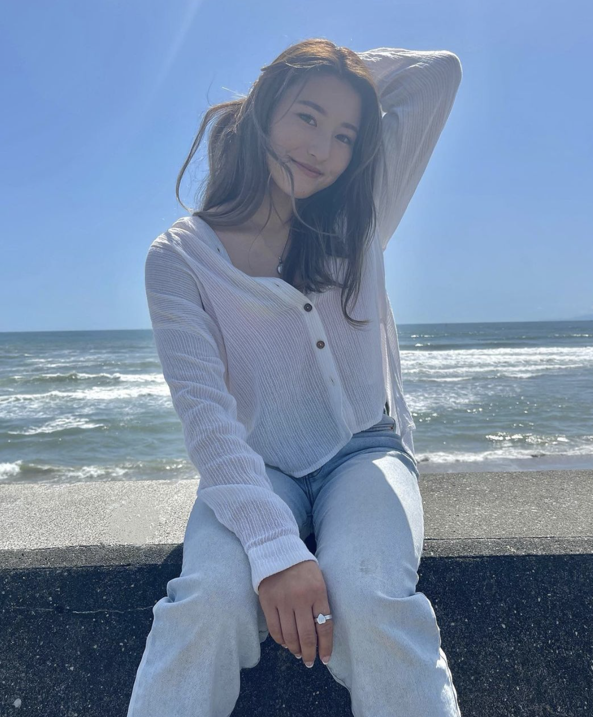 松田詩野因健康甜美的形象成為時尚寵兒。(IG)