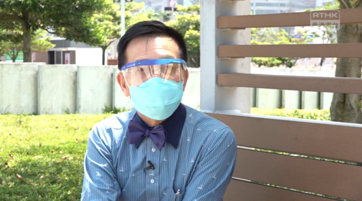 黎青龍因為七彩西裝打扮令人印象極深。