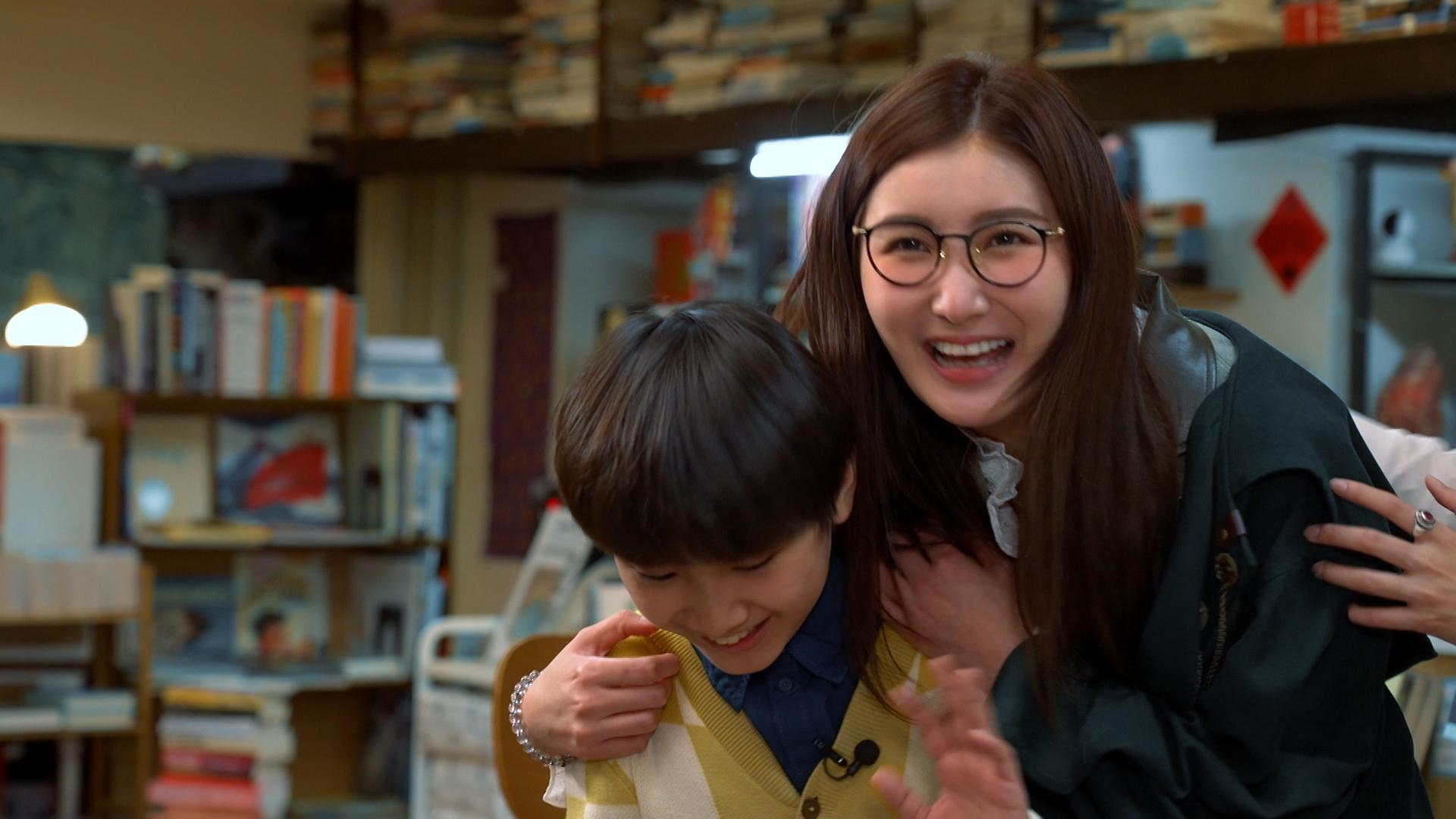 Shirley捉住Sean問係咪要娶我, 嚇得Sean立即耍手擰頭。