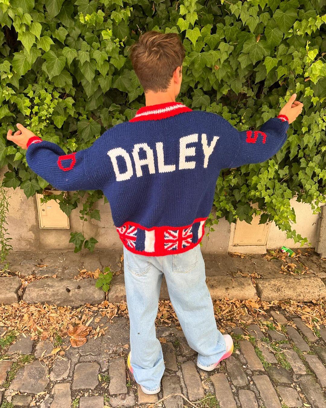 戴利親自展示今屆毛衣的成品。(IG)