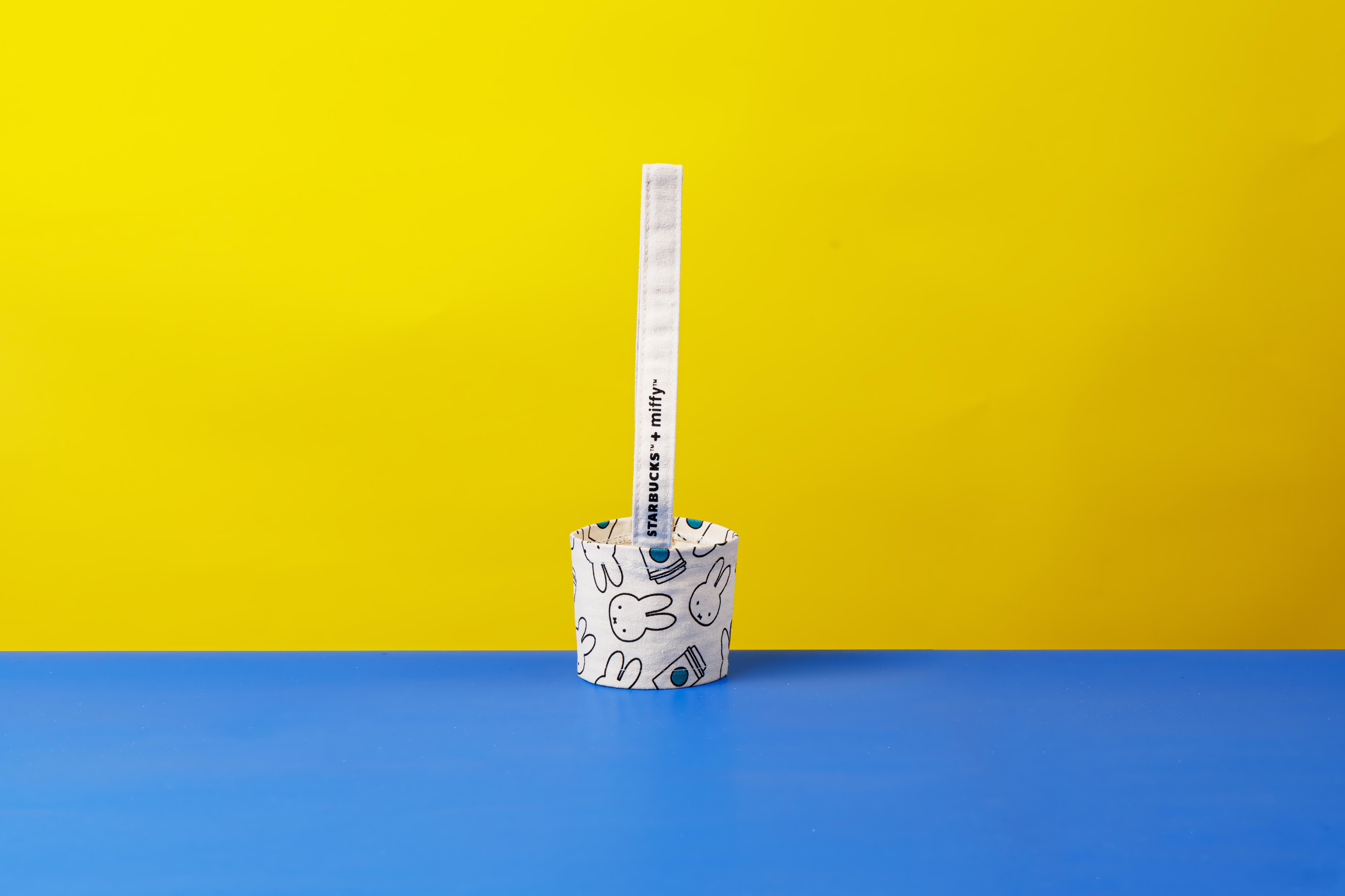 Starbucks + Miffy 咖啡杯袋套 *僅在指定分店有售 HK$138/ MOP$148