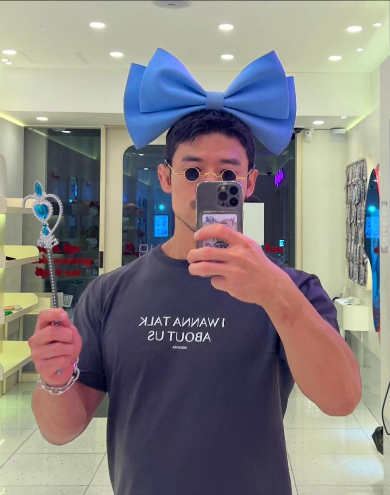 USAK手上的銀鍊其實跟和人所戴的手鍊是不同款式。