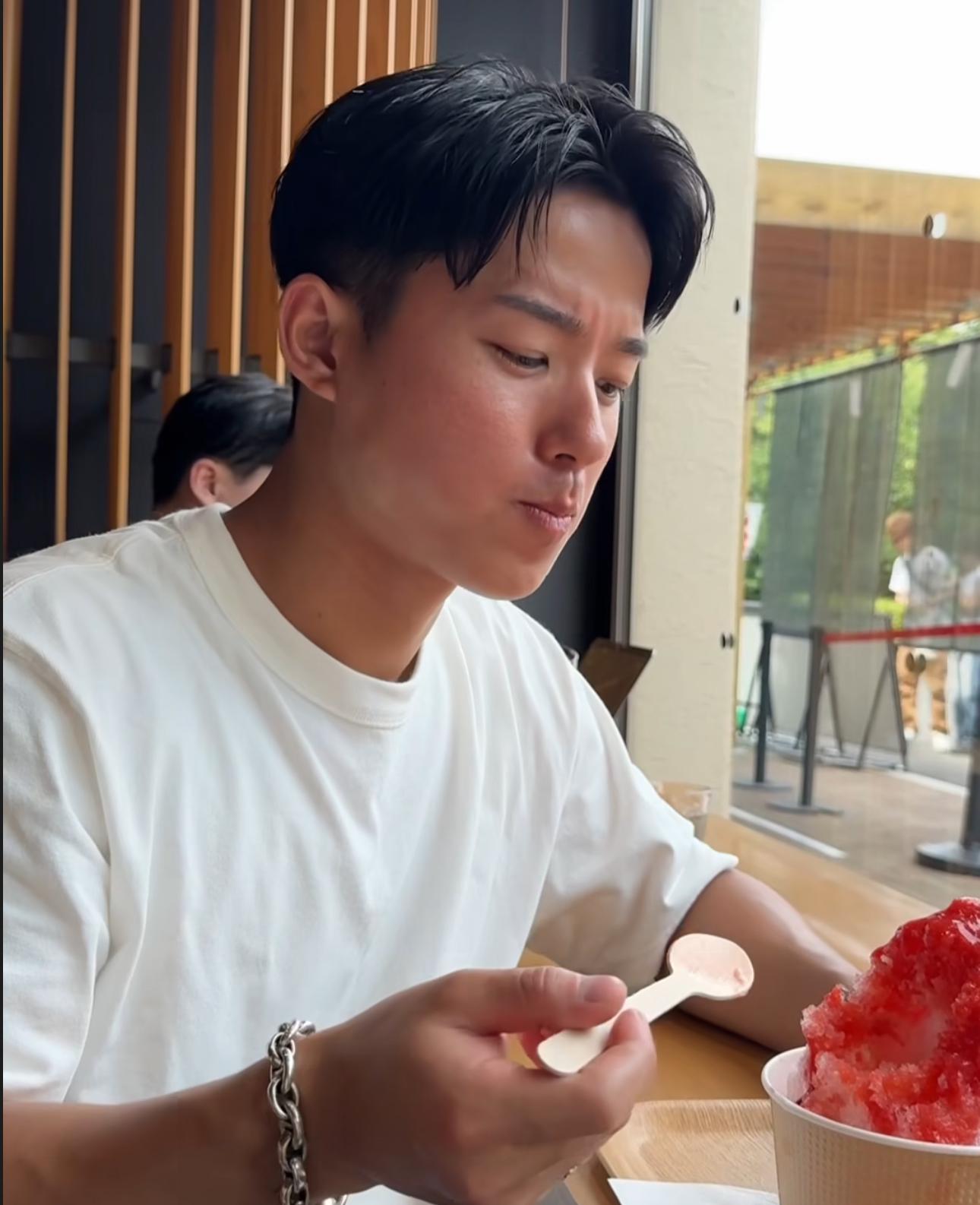 和人今日更新IG,其右手上再次出現謎之手鍊。