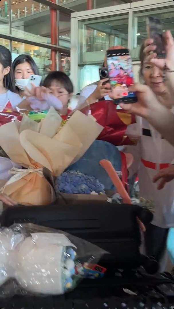 全紅嬋完全寸步難行,看不到前面路面情況。