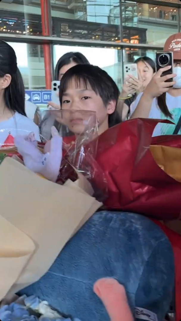 全紅嬋完全寸步難行,看不到前面路面情況。