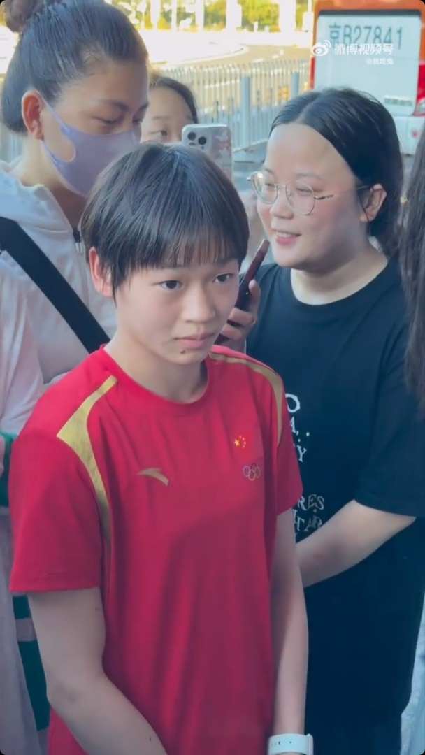 全紅嬋步出機場之後,因為沒有行李車阻隔,令她被民眾東拉西扯去拍照。