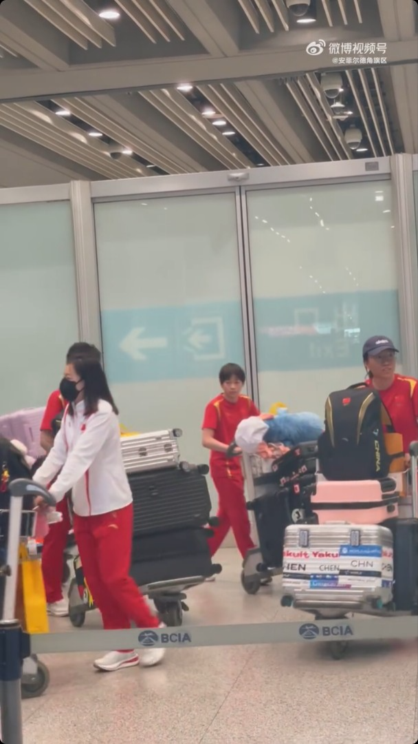 全紅嬋步出機場時,已經有不少人大叫她的名字。