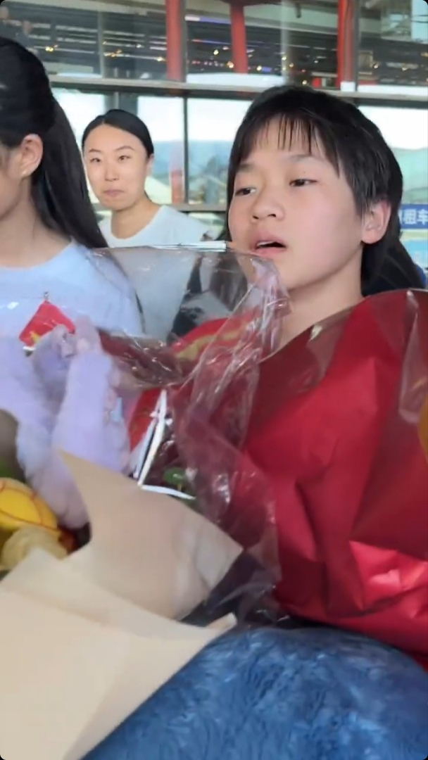 全紅嬋完全寸步難行,看不到前面路面情況。