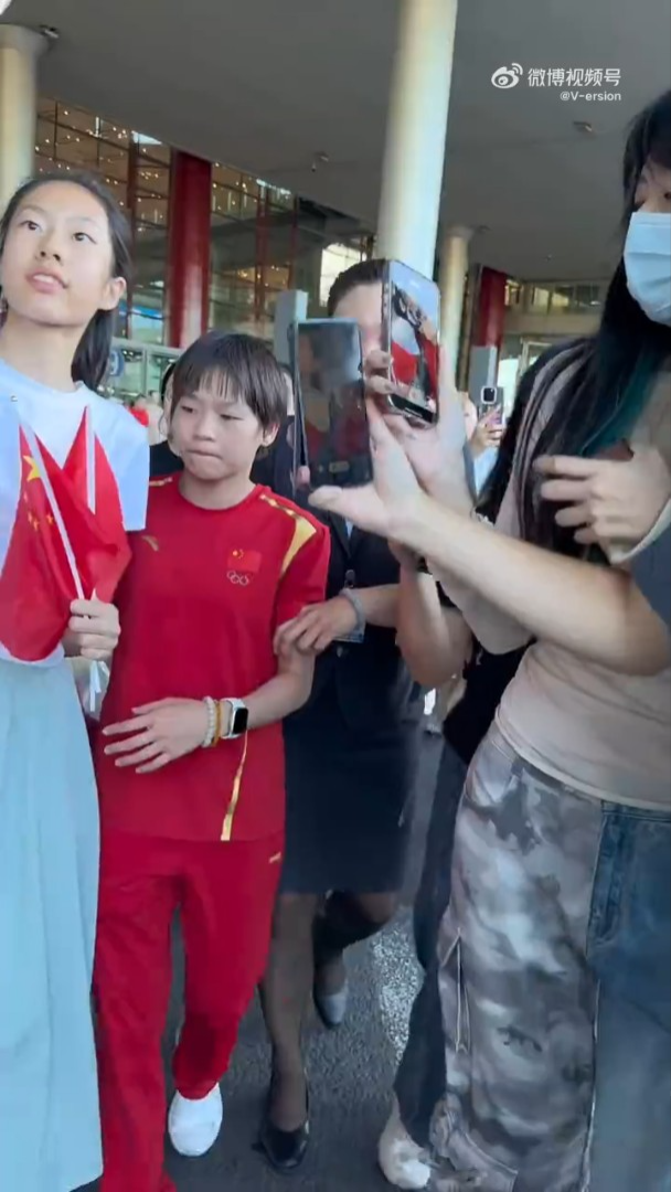 全紅嬋步出機場之後,因為沒有行李車阻隔,令她被民眾東拉西扯去拍照。