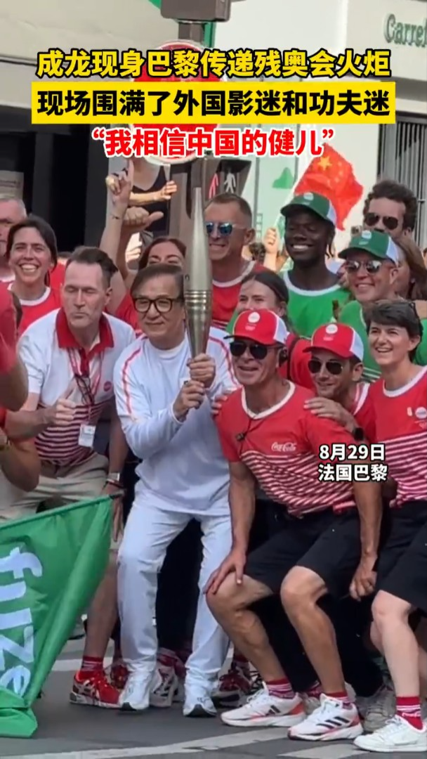 成龍大受法國人歡迎,不少人要求跟他合照。