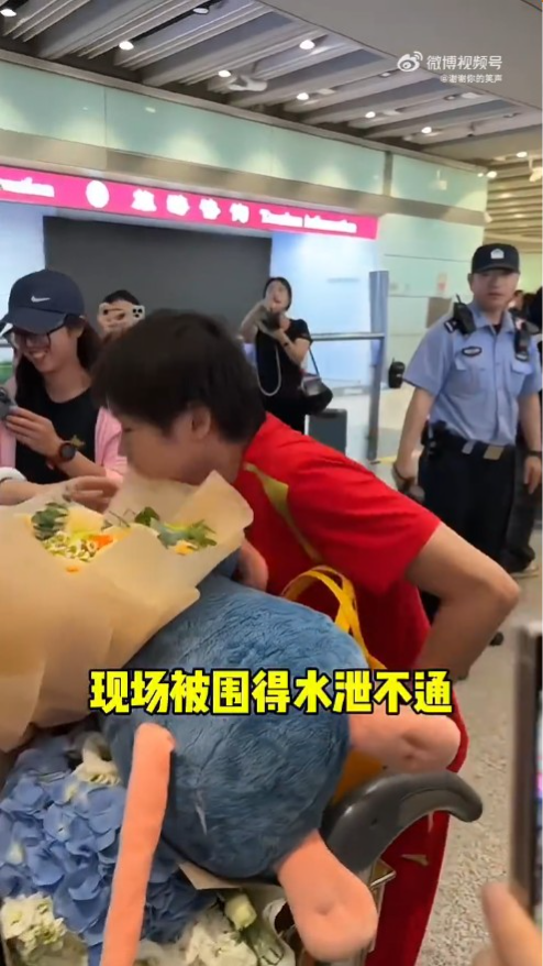 全紅嬋完全寸步難行,看不到前面路面情況,令她一度撞倒前面的人。