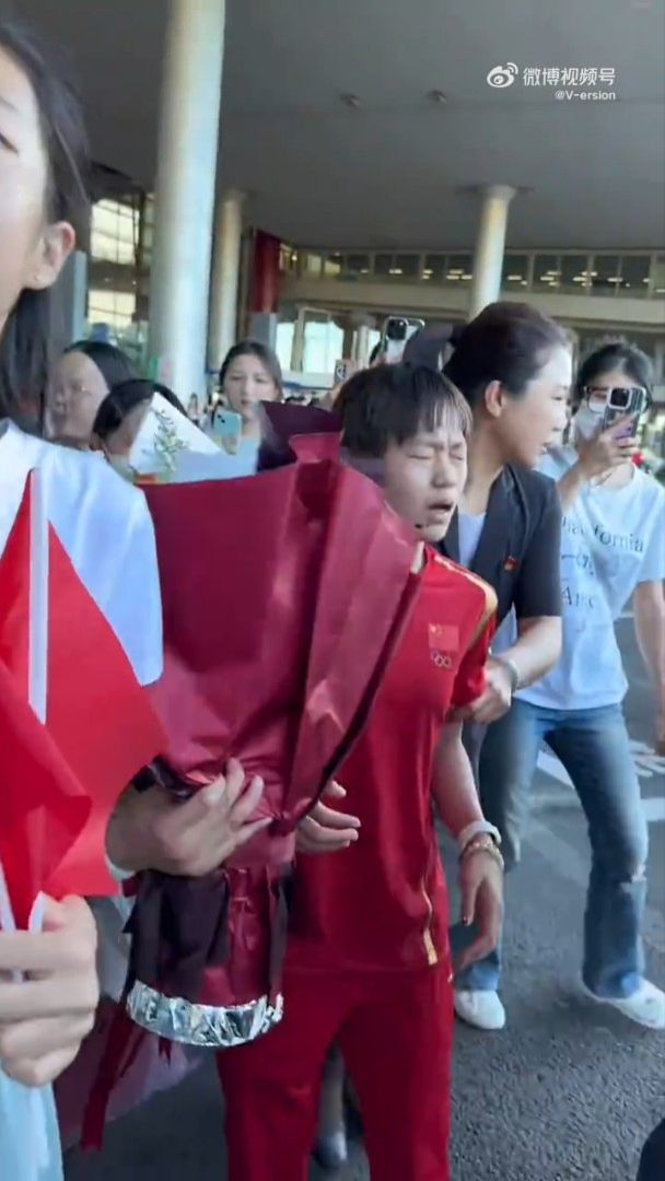 大叔的花束打中全紅嬋的臉。