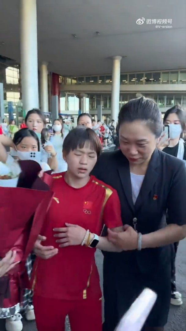 大叔的花束打中全紅嬋的臉。