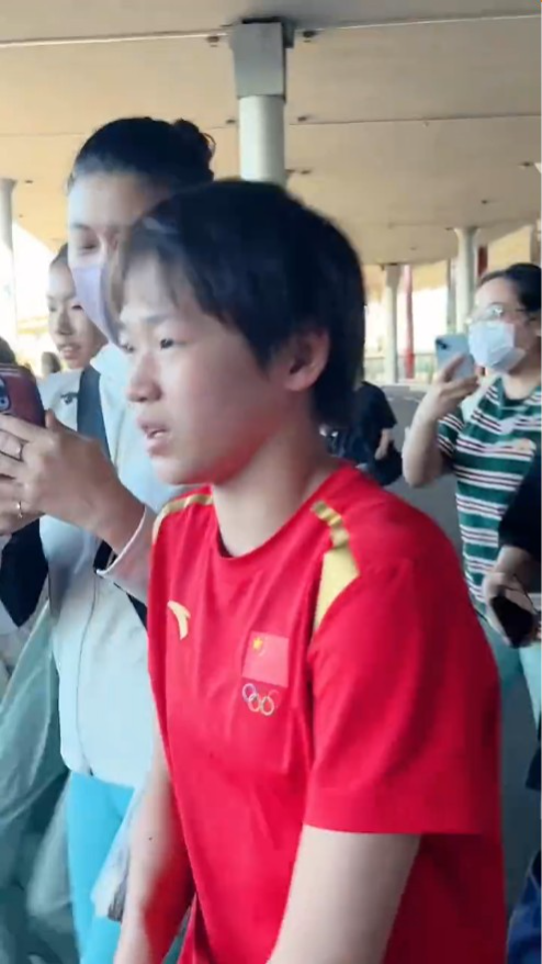 全紅嬋步出機場之後,因為沒有行李車阻隔,令她被民眾東拉西扯去拍照。