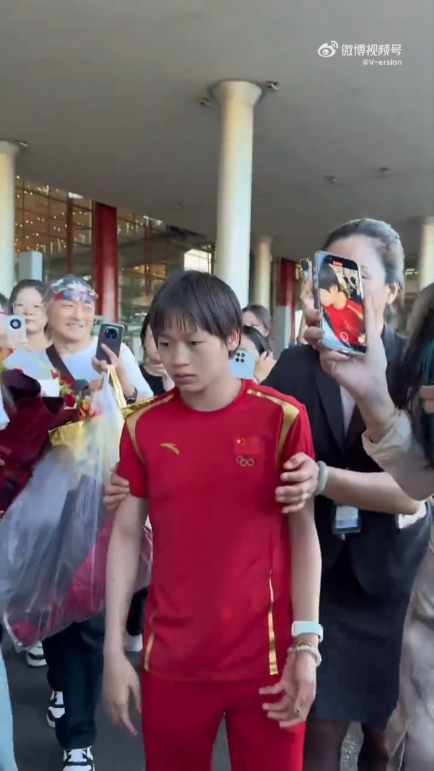 全紅嬋步出機場之後,因為沒有行李車阻隔,令她被民眾東拉西扯去拍照。