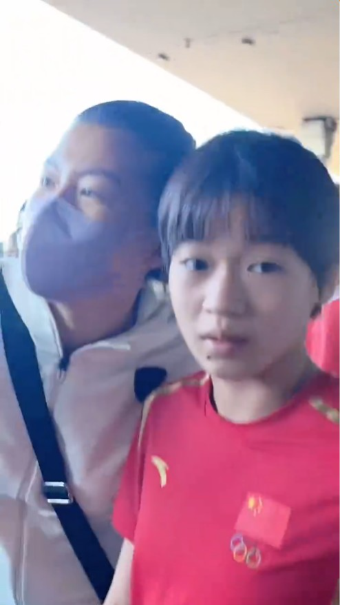 全紅嬋步出機場之後,因為沒有行李車阻隔,令她被民眾東拉西扯去拍照。