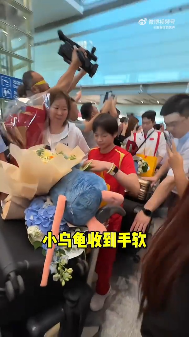 全紅嬋不停收下公仔,其他人就把花束直接放上她的行李車。