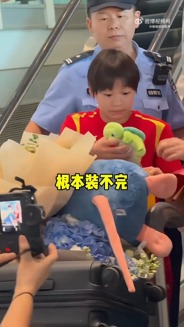 全紅嬋不停收下公仔,其他人就把花束直接放上她的行李車。