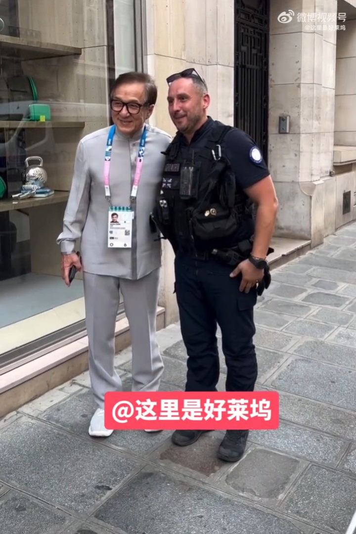 成龍大受法國人歡迎,不少人要求跟他合照。