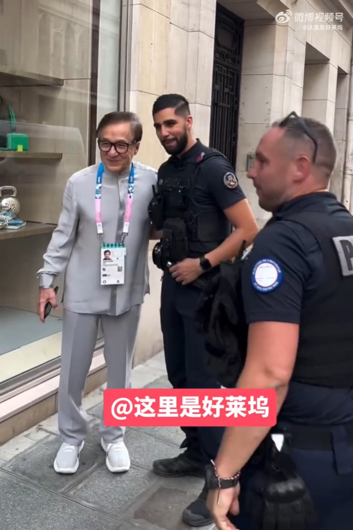 成龍大受法國人歡迎,不少人要求跟他合照。