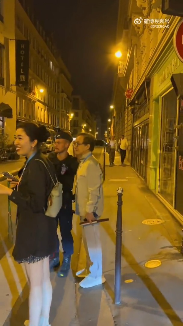 成龍大受法國人歡迎,不少人要求跟他合照。