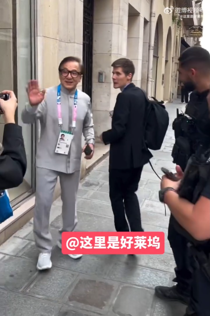 成龍大受法國人歡迎,不少人要求跟他合照。